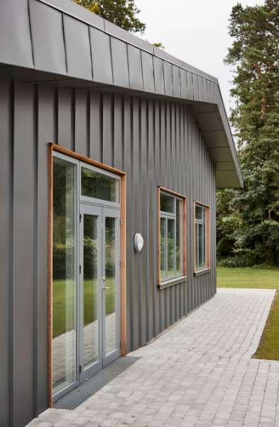 Die Sankt-Birgitta-Schule erhält einen supereleganten „Stahlpavillon“, Privatschule – Østergade 64, 4930 Maribo, Dänemark